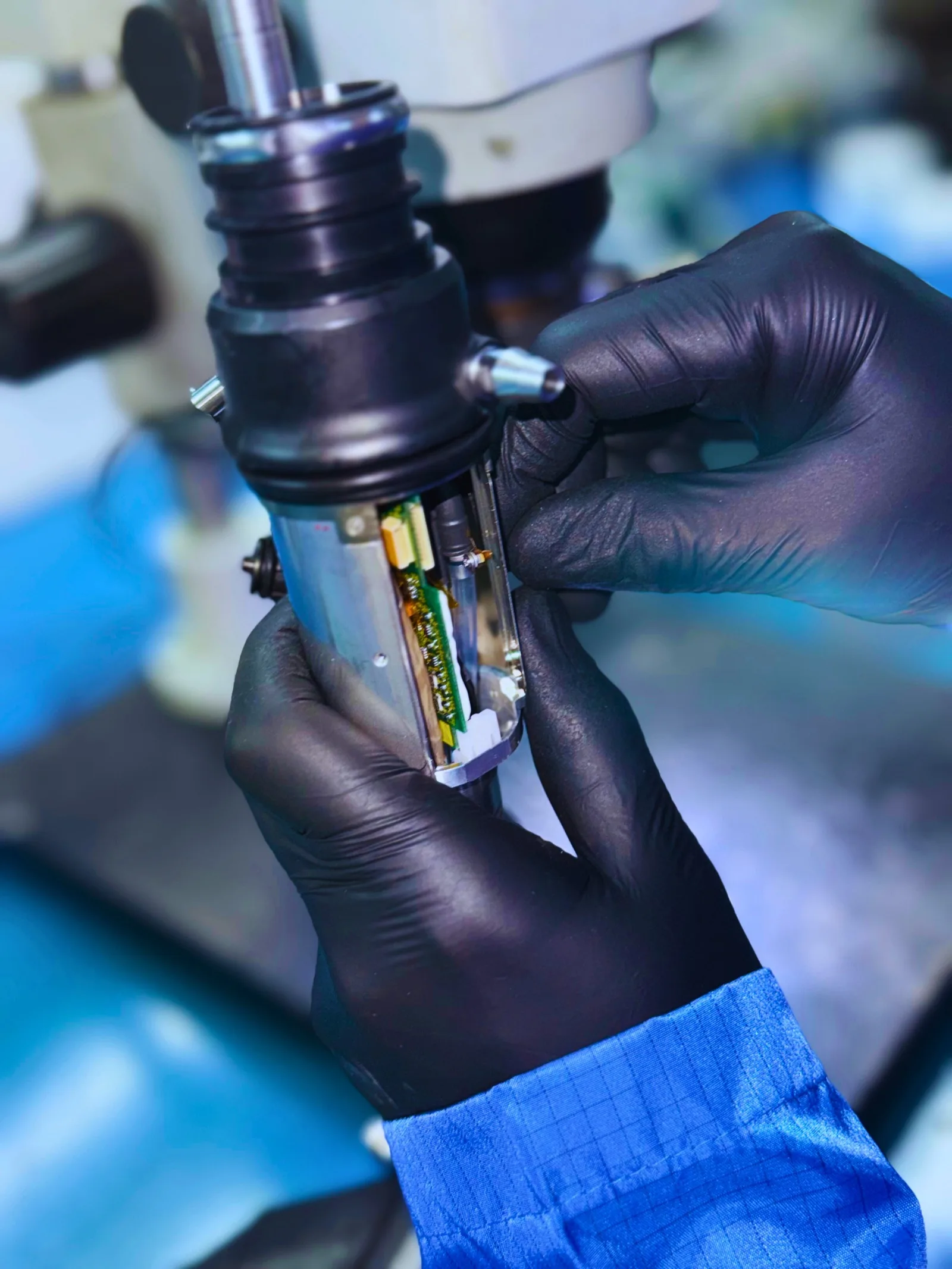 Técnico da Kyotech realizando assistência técnica em endoscópio